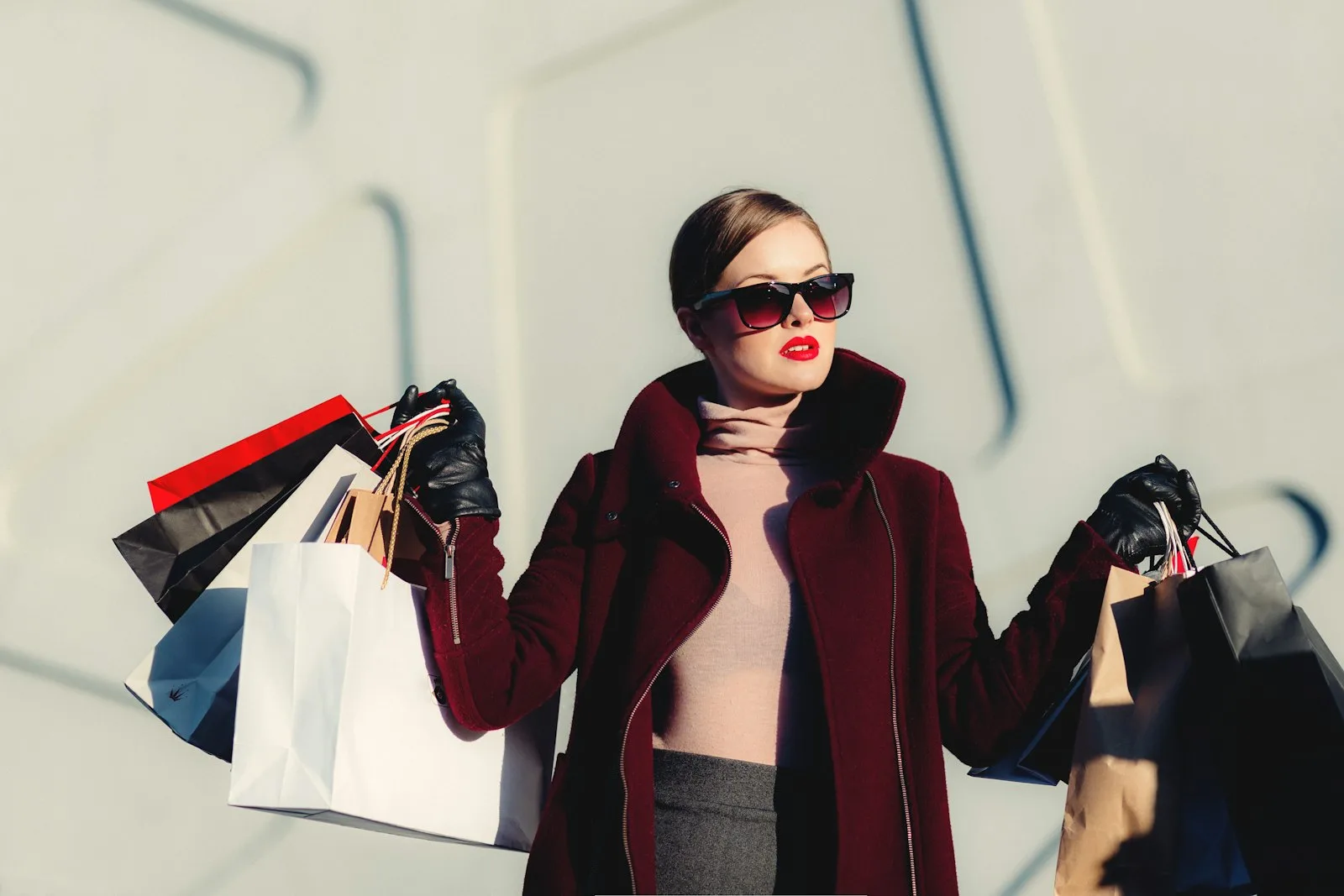 Kvinde med indkøbsposer fra modebutikker